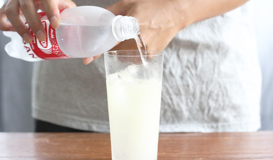 炭酸水を注ぐ